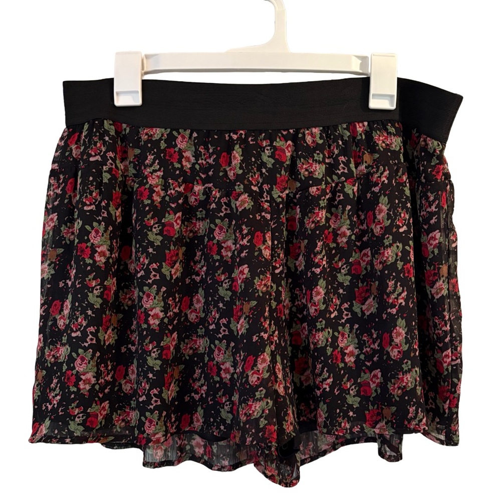 Express Black and Red Floral Shorts Size Large